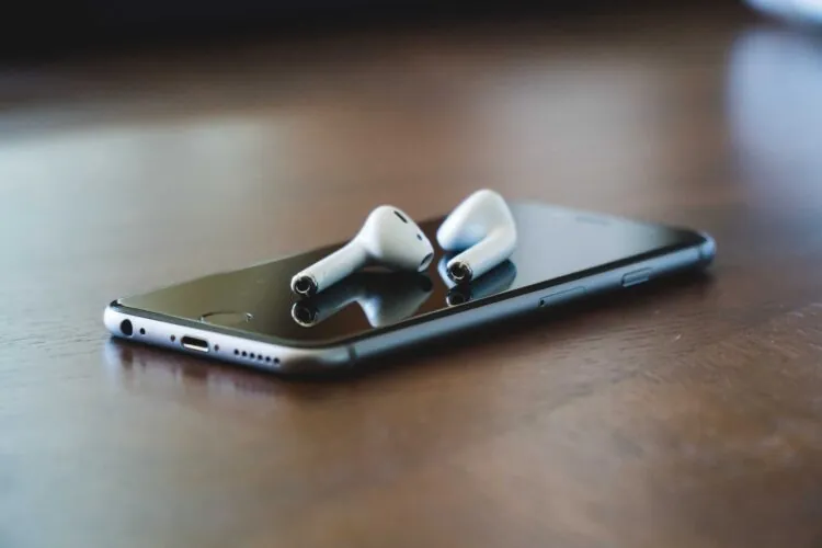 cellphone with wireless earbuds
