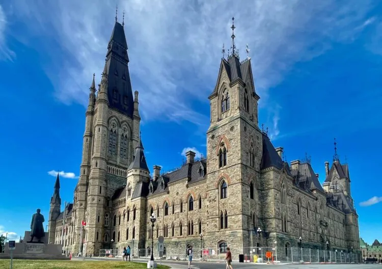 parliament building in ottawa