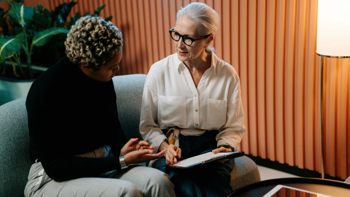 HR person meets with job candidate